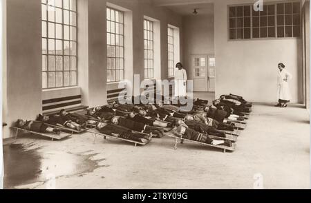 10., Waldmüllerpark 1 - Stadtkindergarten - Innenansicht - Kinder in der Liegehalle, Unbekannt, Datum um 1926, Gelatinepapier, Höhe x Breite 36, 8 x 58 cm, Rotes Wien, Kindheit, Soziales, 10. Bezirk: Favoriten, Kindergarten, öffentliche Gärten, Park, Waldmüllerpark, Wiener Sammlung Stockfoto