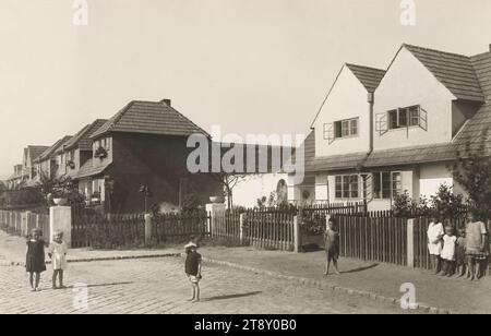 11th, Weißenböckstraße 5-27, Reischekgasse, Simmeringer Hauptstraße 192-198, Wilhelm-Kreß-Platz - Siedlung Weißenböckstraße, Martin Gerlach jun. (1879-1944), Fotograf, Datum um 1926, Gelatinepapier, Höhe x Breite 38, 8 x 60, 1 cm, Gemeindebau, Gemeindebau, Rotes Wien, Wohnen, 11. Bezirk: kochen, Garten, Wohnung, Mehrfamilienhaus, Die Wiener Sammlung Stockfoto