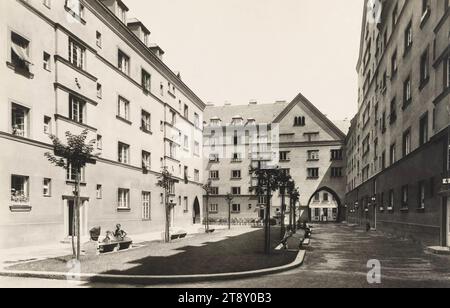 11th, Grillgasse 40, Herderplatz 6, am Kanal 71, Herbortgasse 22-24 - Dr.-Franz-Klein-Hof - Hofblick, Martin Gerlach jun. (1879-1944), Fotograf, Datum um 1926, Gelatinepapier, Höhe x Breite 38, 7 x 59, 9 cm, Rotes Wien, Gemeindebau, Gemeindebau, Wohnen, 11. Bezirk: brodelnd, Innenhoffassade, Wohnhaus, Dr.-Franz-Klein-Hof, Sammlung Wien Stockfoto