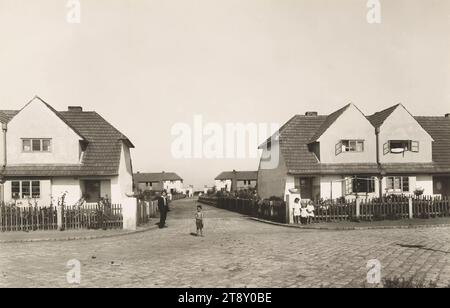 11th, Weißenböckstraße 5-27, Reischekgasse, Simmeringer Hauptstraße 192-198, Wilhelm-Kreß-Platz - Siedlung Weißenböckstraße, Martin Gerlach jun. (1879-1944), Fotograf, Datum um 1926, Gelatinepapier, Höhe x Breite 38, 7 x 59, 9 cm, Rotes Wien, Gemeindebau, Gemeindebau, Wohnen, 11. Bezirk: kochen, Garten, Wohnung, Mehrfamilienhaus, Die Wiener Sammlung Stockfoto