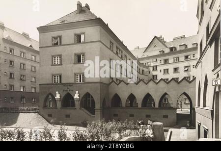 11th, Grillgasse 40, Herderplatz 6, am Kanal 71, Herbortgasse 22-24 - Dr.-Franz-Klein-Hof - Hofblick, Martin Gerlach jun. (1879-1944), Fotograf, Datum um 1926, Gelatinepapier, Höhe x Breite 38, 5 x 60 cm, Red Vienna, Gemeindebau, Gemeindebau, Wohnen, Bezirk 11: brodelnd, Innenhoffassade, Wohnhaus, Dr.-Franz-Klein-Hof, Sammlung Wien Stockfoto