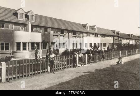 11th, Weißenböckstraße 5-27, Reischekgasse, Simmeringer Hauptstraße 192-198, Wilhelm-Kreß-Platz - Siedlung Weißenböckstraße, Martin Gerlach jun. (1879-1944), Fotograf Franz Kaym (1891-1949), Architekt Alfons Hetmanek (1890-1962), Architekt, Datum um 1926, Gelatinepapier, Höhe x Breite 39, 59, 5 cm, Rotes Wien, Gemeindebau, Gemeindebau, Wohnen, Kindheit, 11. Bezirk: kochen, Garten, Wohnung, Mehrfamilienhaus, Die Wiener Sammlung Stockfoto