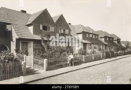 11., Weißenböckstraße 5-27, Reischekgasse, Simmeringer Hauptstraße 192-198, Wilhelm-Kreß-Platz - Siedlung Weißenböckstraße, Martin Gerlach jun. (1879-1944), Fotograf, Datum um 1926, Gelatinepapier, Höhe x Breite 38, 7 x 60, 1 cm, Rotes Wien, Gemeindebau, Gemeindebau, Wohnen, 11. Bezirk: kochen, Garten, Wohnung, Mehrfamilienhaus, Die Wiener Sammlung Stockfoto