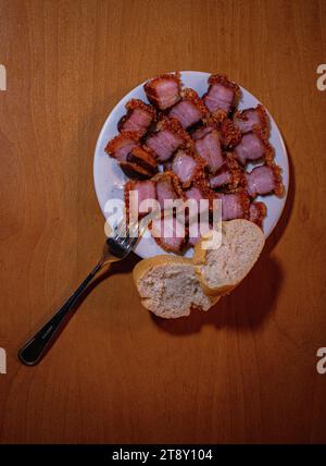 TYPISCH SPANISCHES GERICHT, TORREZNOS, VERZEHRFERTIG MIT EINER GABEL UND BROTSTÜCKEN Stockfoto