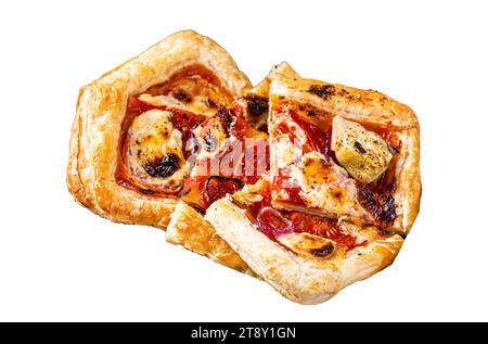 Blätterteigkuchen-Pizza mit Artischocke, Mozzarella, Tomaten und Käse in Holztablett geschnitten. Isolierter, weißer Hintergrund Stockfoto