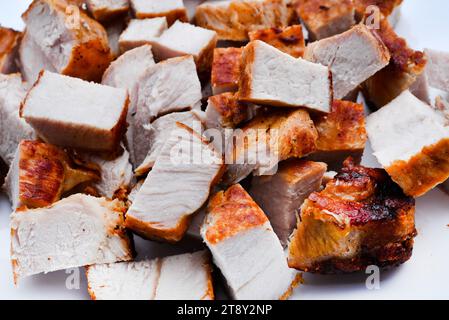 Frittiertes Schweinefleisch auf einem weißen Teller. Saftige und leckere Grillfleischstücke. Stockfoto