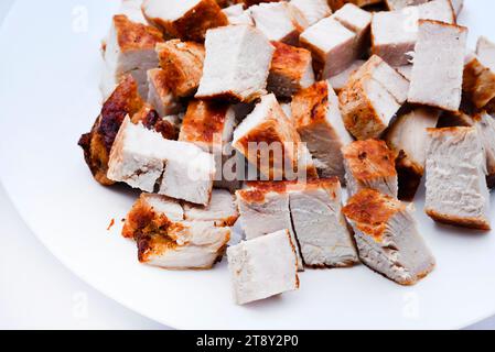 Frittiertes Schweinefleisch auf einem weißen Teller. Saftige und leckere Grillfleischstücke. Stockfoto