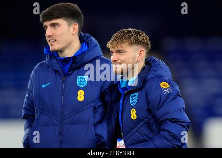 Harvey Elliott #19 und Tino Livramento #20 von England U21 während der Spielfeldinspektion vor dem Qualifikationsspiel zur UEFA Euro U21 England U21 gegen Nordirland U21 im Goodison Park, Liverpool, Großbritannien, 21. November 2023 (Foto: Conor Molloy/News Images) Stockfoto