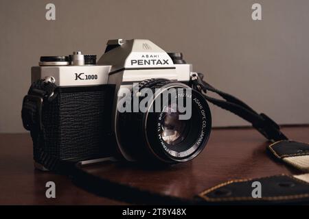 Asahi Pentax K-1000 Filmkamera auf einem Holztisch. Lahti, Finnland. Oktober 2023. Stockfoto