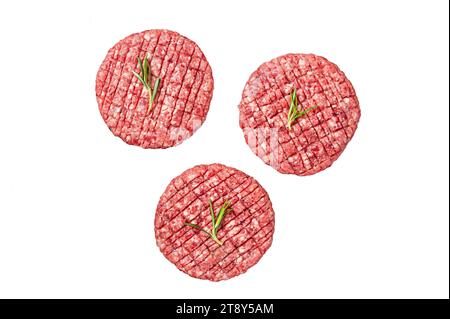 Rohes Burgerschnitzel aus Rindfleisch mit Gewürzen und Rosmarin zum Kochen bereit. Isolierter, weißer Hintergrund Stockfoto