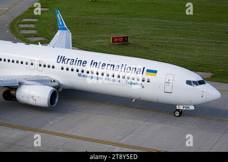 Nahaufnahme von Ukraine International Airlines Boeing 737-900, die zum Start von Lemberg fährt. Vom ATC-Turm Stockfoto