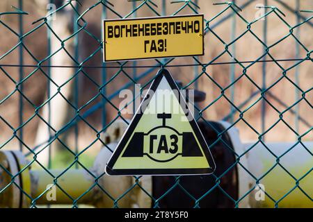 Gefahrenschilder auf Ukrainisch mit der Aufschrift „Feuergefahr, Gas!“ Stockfoto