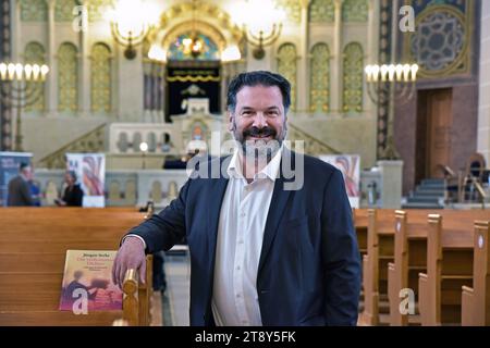 Dr. Gideon Joffe, Vorsitzender der Jüdischen Gemeinde zu Berlin Dr. Gideon Joffe in der Synagoge Rykestraße anläßlich der Pressekonferenz zu den 36. Jüdische Kulturtage. Berlin-Prenzlauer Berg Berlin Deutschland *** Dr. Gideon Joffe, Vorsitzender der Jüdischen Gemeinde Berlin Dr. Gideon Joffe an der Rykestraße Synagoge anlässlich der Pressekonferenz für die Jüdischen Kulturtage 36 Berlin Prenzlauer Berg Berlin Deutschland Credit: Imago/Alamy Live News Stockfoto