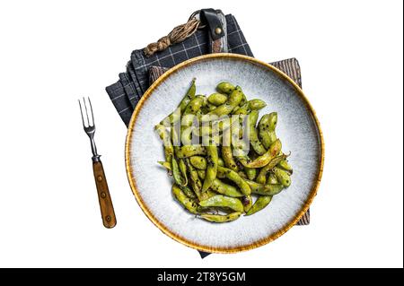 Gegrillte Edamame Sojabohnen mit Meersalz auf einem Teller. Isolierter, weißer Hintergrund Stockfoto