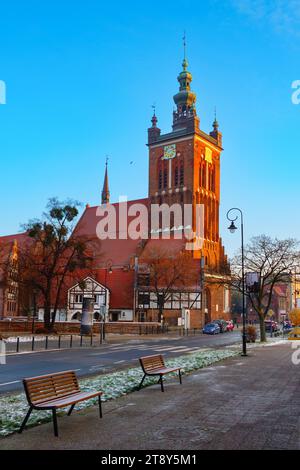 15.12.2022: Kirche St. Catherine im Winter. Danzig, Polen Stockfoto