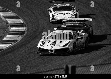 Foto auf der Mugello-Rennstrecke während eines GT4-Meisterschaftsrennens Stockfoto