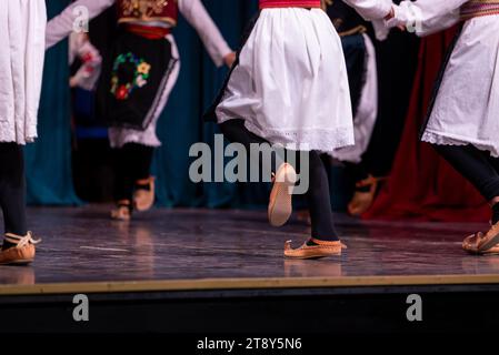 Serbisch-orthodoxe Volkstracht, Folklore und Volkstänze Stockfoto