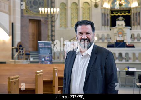 Dr. Gideon Joffe, Vorsitzender der Jüdischen Gemeinde zu Berlin Dr. Gideon Joffe in der Synagoge Rykestraße anläßlich der Pressekonferenz zu den 36. Jüdische Kulturtage. Berlin-Prenzlauer Berg Berlin Deutschland *** Dr. Gideon Joffe, Vorsitzender der Jüdischen Gemeinde Berlin Dr. Gideon Joffe an der Rykestraße Synagoge anlässlich der Pressekonferenz für die Jüdischen Kulturtage 36 Berlin Prenzlauer Berg Berlin Deutschland Credit: Imago/Alamy Live News Stockfoto