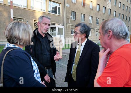 Wellen der Freiheit, eine Veranstaltung der Robert-Havemann-Gesellschaft auf dem Campus der Demokratie, der ehemaligen Stasi-Zentrale vom 11.-13. August 2023. Wellen der Freiheit, ist eine Veranstaltung der Robert-Havemann-Gesellschaft vom 11.-13. August 2023 auf dem Dokumentar- und Spielfilme sowie einen preisgekrönten VR-Film, die Kämpfe der Menschen in Hongkong und Taiwan für demokratische Rechte und gegen Repression, ZENSUR und Unfreiheit beleuchtet. Eingerahmt wird das Programm auf der Bühne des Campus-Kinos durch Führungen durch das Stasi-Unterlagen-Archiv und Gespräche mit den Filmschaf Stockfoto