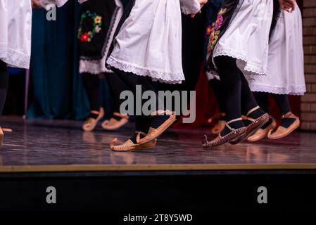 Serbisch-orthodoxe Volkstracht, Folklore und Volkstänze Stockfoto