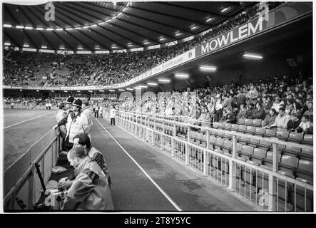 Der Aufbau bis zum Spiel mit Blick auf das berühmte alte Betonstadion. Qualifikation der Gruppe 4 zur FIFA-Weltmeisterschaft 1994 – Wales gegen RCS (Tschechoslowakei, auch bekannt als Vertretung der Tschechen und Slowaken) am 8. September 1993 im Cardiff Arms Park, Wales, Vereinigtes Königreich. Ein Sieg für Wales in diesem Spiel würde fast die Qualifikation garantieren, da zwei Gruppenspiele verbleiben. Sie führten 2-1 an, kassierten aber ein spätes Freistoß-Tor von Peter Dubovský und das Spiel endete mit 2:2. Foto: Rob Watkins Stockfoto