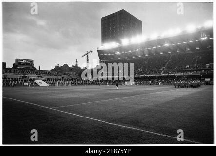 Der Aufbau bis zum Spiel mit Blick auf das berühmte alte Betonstadion. Qualifikation der Gruppe 4 zur FIFA-Weltmeisterschaft 1994 – Wales gegen RCS (Tschechoslowakei, auch bekannt als Vertretung der Tschechen und Slowaken) am 8. September 1993 im Cardiff Arms Park, Wales, Vereinigtes Königreich. Ein Sieg für Wales in diesem Spiel würde fast die Qualifikation garantieren, da zwei Gruppenspiele verbleiben. Sie führten 2-1 an, kassierten aber ein spätes Freistoß-Tor von Peter Dubovský und das Spiel endete mit 2:2. Foto: Rob Watkins Stockfoto