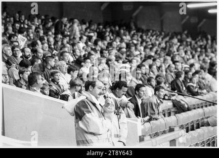 Der Aufbau bis zum Spiel mit Blick auf das berühmte alte Betonstadion. Qualifikation der Gruppe 4 zur FIFA-Weltmeisterschaft 1994 – Wales gegen RCS (Tschechoslowakei, auch bekannt als Vertretung der Tschechen und Slowaken) am 8. September 1993 im Cardiff Arms Park, Wales, Vereinigtes Königreich. Ein Sieg für Wales in diesem Spiel würde fast die Qualifikation garantieren, da zwei Gruppenspiele verbleiben. Sie führten 2-1 an, kassierten aber ein spätes Freistoß-Tor von Peter Dubovský und das Spiel endete mit 2:2. Foto: Rob Watkins Stockfoto