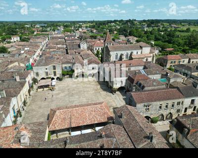 Monpazier Stadtplatz Frankreich Drohne, Luftflachwinkel Stockfoto