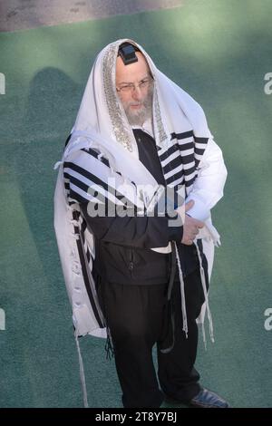 Ein orthodoxer jüdischer Mann, der einen Gebetschal und Zauberfiguren trägt, posiert für einen Moment der Reflexion. Im Rockland County New York. Stockfoto