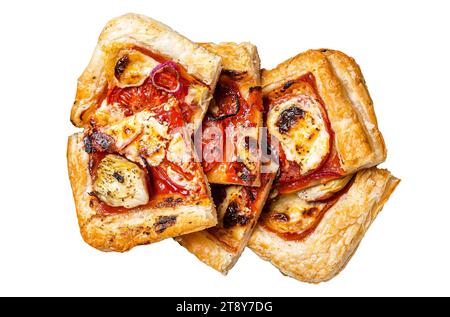 Blätterteigkuchen-Pizza mit Artischocke, Mozzarella, Tomaten und Käse in Holztablett geschnitten. Isolierter, weißer Hintergrund Stockfoto