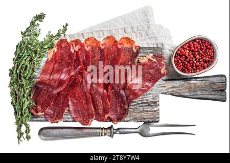 Pastirma türkische Pastrami-Scheiben, getrocknetes Rindfleisch mit Gewürzen auf Holzbrett. Isolierter, weißer Hintergrund. Stockfoto