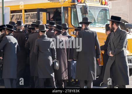 Eine große Gruppe ultraorthodoxer Satmar-Juden aus Williamsburg steigen in einen Bus, um zu einem Talmud-Seminartag in einem anderen Stadtteil zu fahren. November 2023. Stockfoto