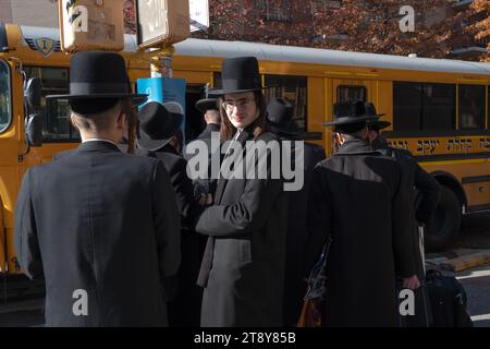 Eine große Gruppe ultraorthodoxer Satmar-Juden aus Williamsburg steigen in einen Bus, um zu einem Talmud-Seminartag in einem anderen Stadtteil zu fahren. November 2023. Stockfoto