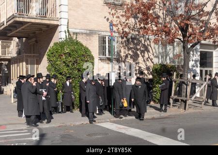 Eine große Gruppe ultraorthodoxer Satmar-Juden aus Williamsburg wartet auf einen Bus, der zu einem Talmud-Seminartag in einem anderen Stadtteil fährt. 11.19.2023 Stockfoto