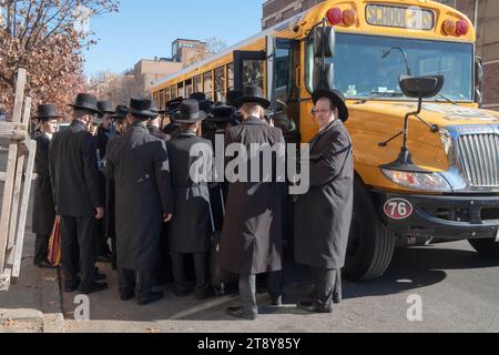 Eine große Gruppe ultraorthodoxer Satmar-Juden aus Williamsburg steigen in einen Bus, um zu einem Talmud-Seminartag in einem anderen Stadtteil zu fahren. November 2023. Stockfoto