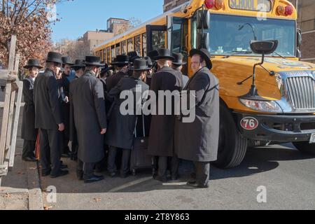 Eine große Gruppe ultraorthodoxer Satmar-Juden aus Williamsburg steigen in einen Bus, um zu einem Talmud-Seminartag in einem anderen Stadtteil zu fahren. November 2023. Stockfoto