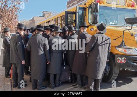 Eine große Gruppe ultraorthodoxer Satmar-Juden aus Williamsburg steigen in einen Bus, um zu einem Talmud-Seminartag in einem anderen Stadtteil zu fahren. November 2023. Stockfoto