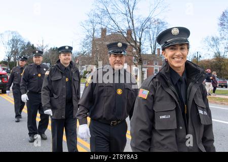 Mitglieder der Freiwilligen Feuerwehr Somers marschieren am 11. November 2023 zur jährlichen Veterans Day Parade der Stadt Stockfoto