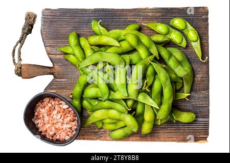 Grüne Edamambohnen aus Bio-Anbau, rohe Sojabohnen auf Holzbrett. Isolierter, weißer Hintergrund. Stockfoto