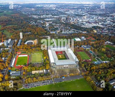 Luftbild, Bundesligastadion RheinEnergieStadion des 1. FC Köln, ehemals Müngersdorfer Stadion Fußballplatz und Trainingsplätze umgeben von herbstlichen Laubbäumen, hinten das Radstadion Köln Baustelle mit Umbau Sportstätte Albert-Richter-Bahn, Müngersdorf, Köln, Rheinland, Nordrhein-Westfalen, Deutschland ACHTUNGxMINDESTHONORARx60xEURO *** Luftaufnahme Bundesliga Stadion RheinEnergieStadion 1 FC Köln, ehemals Müngersdorfer Stadion Fußball- und Trainingsgelände umgeben von herbstlichen Laubbäumen, im Hintergrund das Radsportstadion Köln Baustelle mit Umbau von Stockfoto