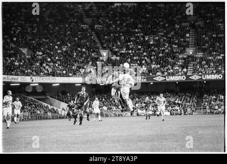 Dean Saunders fordert einen langen Ball, während Ian Rush zusieht. Qualifikation der Gruppe 4 zur FIFA-Weltmeisterschaft 1994 – Wales gegen RCS (Tschechoslowakei, auch bekannt als Vertretung der Tschechen und Slowaken) am 8. September 1993 im Cardiff Arms Park, Wales, Vereinigtes Königreich. Ein Sieg für Wales in diesem Spiel würde fast die Qualifikation garantieren, da zwei Gruppenspiele verbleiben. Sie führten 2-1 an, kassierten aber ein spätes Freistoß-Tor von Peter Dubovský und das Spiel endete mit 2:2. Foto: Rob Watkins Stockfoto