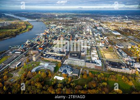 Luftbild, Chempark Leverkusen Chemiepark ehemals Bayerwerk am Fluss, Industrieanlage, halbrundes Gebäude der Konzernzentrale Bayer AG, Bayer Kasino, Himmel und Fernsicht, umgeben von herbstlichen Laubbäumen, Wiesdorf, Leverkusen, Rheinland, Nordrhein-Westfalen, Deutschland ACHTUNGxMINDESTHONORARx60xEURO *** Luftansicht, Chempark Leverkusen ehemaliges Bayer-Werk am Rhein, Industrieanlage, halbrunde Gebäude des Hauptsitzes der Bayer AG, Bayer Casino, Himmel und Fernsicht, umgeben von herbstlichen Laubbäumen, Wiesdorf, Leverkusen, Rheinland, Nordrhein-Westfalen Stockfoto