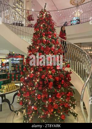 Seit 1707 bietet Fortnum & Mason außergewöhnliche Hampers, köstliche Speisen, Fortnum & Mason präsentieren bereits überall Weihnachtsbäume und Weihnachtsgeschenke. Einheimische, Besucher und Touristen schlendern durch die Gegend, um die besten Tees, Kaffee, Snacks, Weine und andere Leckereien zu kaufen, um sich früh vor dem Weihnachtsstreich der Last-Minute-Einkäufer aufzufüllen. Stockfoto