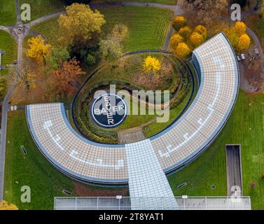 Luftbild, halbrundes Gebäude der Konzernzentrale Bayer AG im Chempark, Bayer Kreuz-Logo in einer Gartenanlage, Wiesdorf, Leverkusen, Rheinland, Nordrhein-Westfalen, Deutschland ACHTUNGxMINDESTHONORARx60xEURO *** Luftaufnahme, halbrunde Gebäude des Hauptsitzes der Bayer AG im Chempark, Bayer Cross-Logo in einem Garten, Wiesdorf, Leverkusen, Rheinland, Nordrhein-Westfalen, Deutschland ATTENTIONxMINDESTHONORARx60xEURO Credit: Imago/Alamy Live News Stockfoto