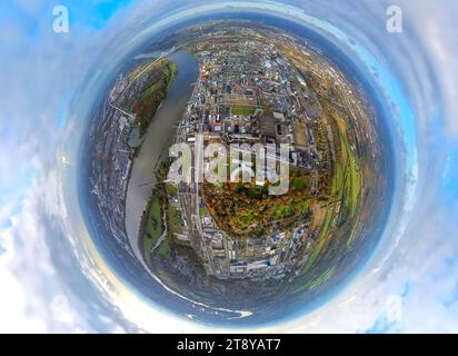 Luftbild, Chempark Leverkusen Chemiepark ehemals Bayerwerk am Fluss, halbrundes Gebäude der Konzernzentrale Bayer AG, umgeben von herbstlichen Laubbäumen, Erdkugel, Fisheye Aufnahme, Fischaugen Aufnahme, 360 Grad Aufnahme, winzige Welt, kleiner Planet, Fischaugenbild, Wiesdorf, Leverkusen, Rheinland, Nordrhein-Westfalen, Deutschland ACHTUNGxMINDESTHONORARx60xEURO *** Luftansicht, Chempark Leverkusen, ehemaliges Bayer-Werk am Rhein, halbkreisförmiges Gebäude des Hauptsitzes der Bayer AG, umgeben von herbstlichen Laubbäumen, Globus, Fischaugenbild, Fischaugenbild, 360 Grad i Stockfoto