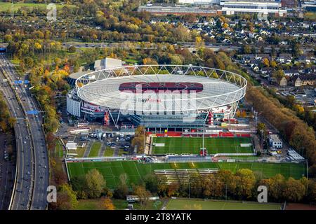 Luftbild, BayArena Bundesligastadion des Bayer 04 Leverkusen Fußballvereins, umgeben von herbstlichen Laubbäumen, am Autobahnkreuz Leverkusen zwischen den Autobahnen A1 und A3, Küppersteg, Leverkusen, Rheinland, Nordrhein-Westfalen, Deutschland ACHTUNGxMINDESTHONORARx60xEURO *** Luftansicht, BayArena Bundesliga Stadion des Fußballvereins Bayer 04 Leverkusen, umgeben von herbstlichen Laubbäumen, am Autobahndreieck Leverkusen zwischen den Autobahnen A1 und A3, Küppersteg, Leverkusen, Rheinland, Nordrhein-Westfalen, Deutschland ATTENTIONxMINDESTHONORARx60xEURO Credit: Imago/Alamy Live News Stockfoto