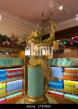 Seit 1707 bietet Fortnum & Mason außergewöhnliche Hampers, köstliche Speisen, Fortnum & Mason präsentieren bereits überall Weihnachtsbäume und Weihnachtsgeschenke. Einheimische, Besucher und Touristen schlendern durch die Gegend, um die besten Tees, Kaffee, Snacks, Weine und andere Leckereien zu kaufen, um sich früh vor dem Weihnachtsstreich der Last-Minute-Einkäufer aufzufüllen. Stockfoto