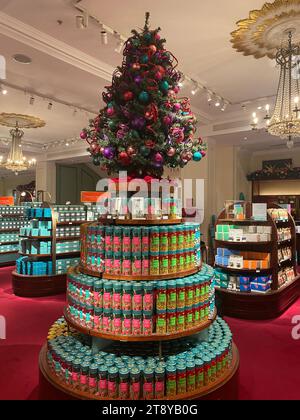 Seit 1707 bietet Fortnum & Mason außergewöhnliche Hampers, köstliche Speisen, Fortnum & Mason präsentieren bereits überall Weihnachtsbäume und Weihnachtsgeschenke. Einheimische, Besucher und Touristen schlendern durch die Gegend, um die besten Tees, Kaffee, Snacks, Weine und andere Leckereien zu kaufen, um sich früh vor dem Weihnachtsstreich der Last-Minute-Einkäufer aufzufüllen. Stockfoto