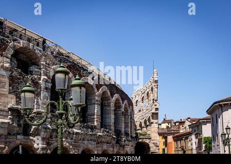 Blick auf Arena di Verona, römisches Amphitheater an einem sonnigen Tag in Verona, Italien Stockfoto