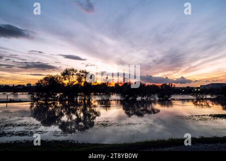 Wunderschöner Sonnenuntergang über dem Fluss der Save in Zagreb während der Überschwemmung der Böschungen nach starken Regenfällen Stockfoto